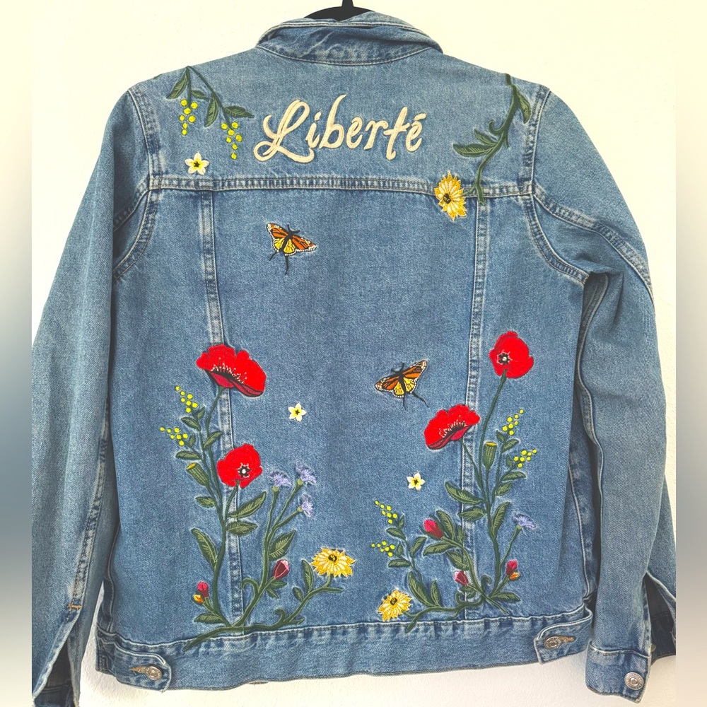 H&M trucker style denim Jacket w Embroidery on front and back size 4